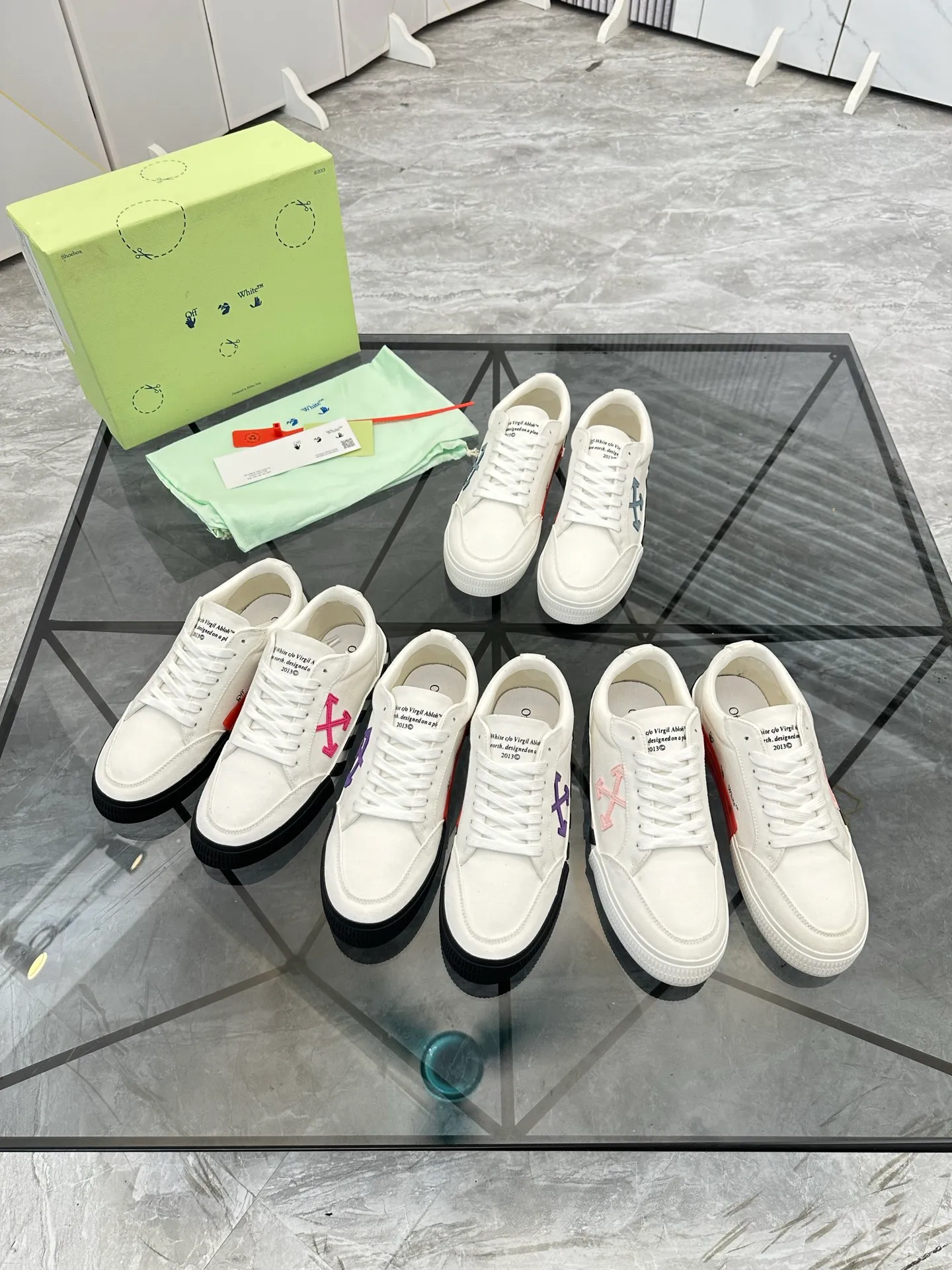 Selling men's shoes 💰: 💰P440¥ Product trademark: OFF WHITE *"OFF WHITE*" low-top casual shoes Regular size: 35-45 (can be customized to 46) Couple style Product materials: original material from the upper counter, breathable lining, original outsole. No.: H203